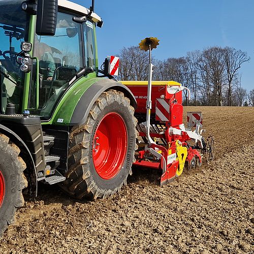 Aussaat am Feld - Foto: © Familie Auinger